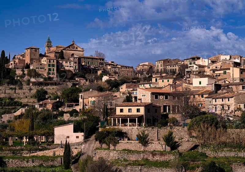 View of the mountain village of Valldemossa, Church Iglesia de la Cartuja, Real Cartuja (Royal Carthusian Monastery), Tramuntana Mountains, Serra de Tramuntana, Majorca, Balearic Islands, Balearic Islands, Spain