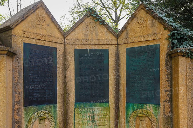Historic cemetery Gönningen, memorial stone to the fallen soldiers, There died a hero's death in the world war 1914-1918, memorial, war memorial, inscription, letters, Gönningen, district of Reutlingen, Baden-Württemberg, Germany