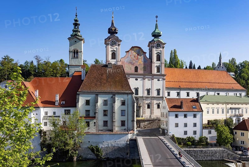 River Enns, Bürgerspitalskirche and Michaelerkirche, Steyr, Traunviertel, Upper Austria, Austria