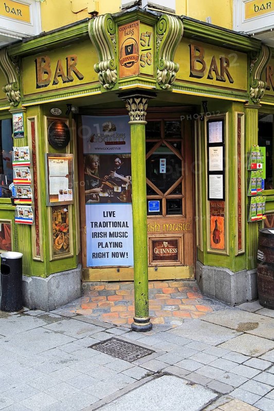 Live Traditional Music sign at entrance Oliver St John Gogarty pub in Temple Bar area, Dublin city centre, Ireland, Republic of Ireland