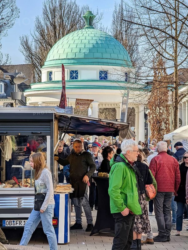 Crowd, passers-by at spring and Easter market 2026, market stall, food stand, Hylliger Born landmark, fountain temple, lobby, Sunday shopping in the pedestrian zone, Bad Pyrmont, Germany