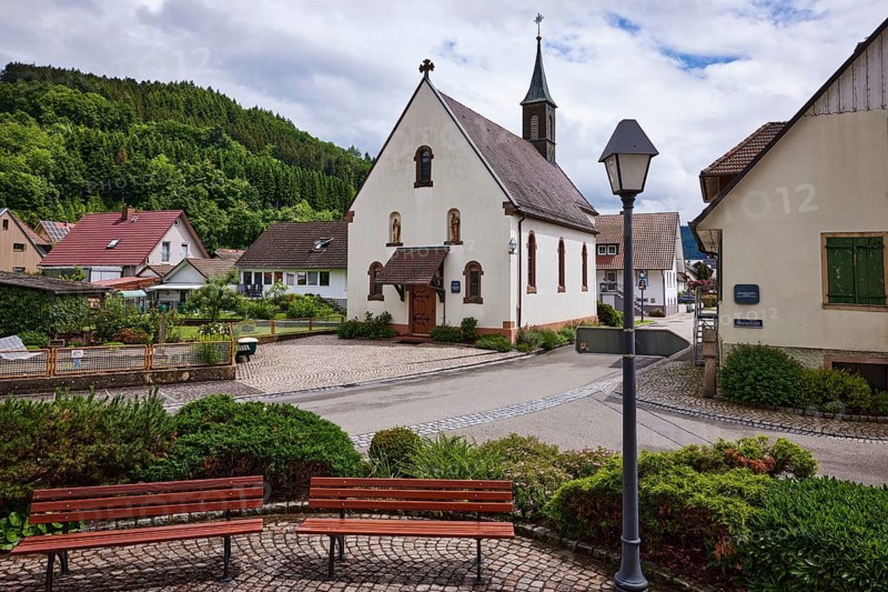 Chapel St. Josef, benches, lantern, hilly landscape with forest, crossing Bollenbacher Straße with Kinzigstraße, Haslach im Kinzigtal, Black Forest, Ortenaukreis, Baden-Württemberg, Germany