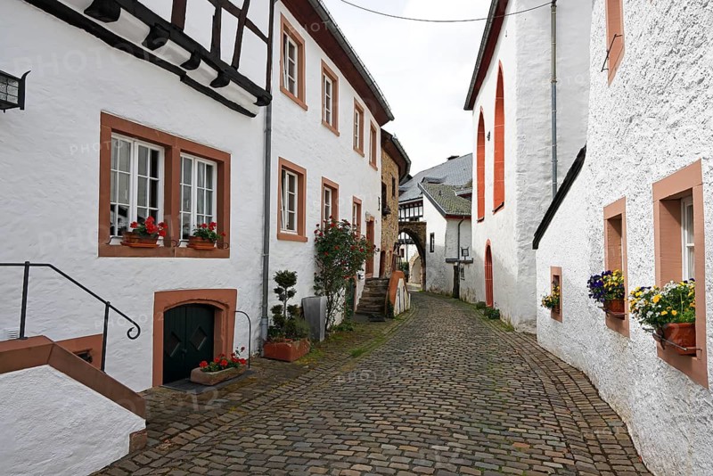 Historic houses, romantic alley, Burgbering in Kronenburg, Dahlem, Euskirchen district, Eifel, North Rhine-Westphalia, Germany
