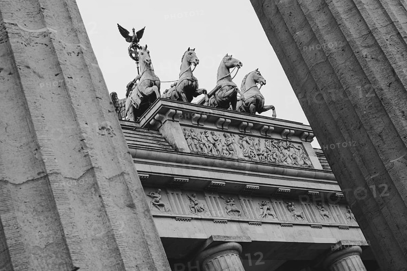 Quadriga on the Brandenburg Tor, black and white, Pariser Platz, Mitte, Berlin, Germany