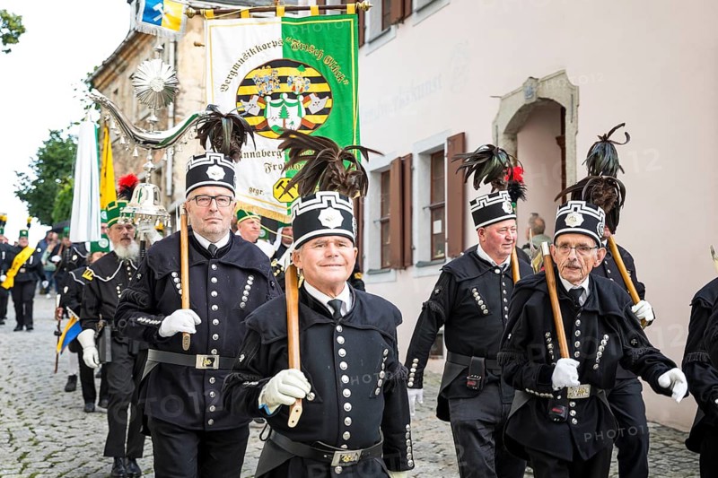 Bergstreit Day 2025 in Schneeberg, the miners of all trades proudly wear their habit on this traditional day, Great Mountain Parade from Neustädtel to the market square and to the church of St. Wolfgang in Schneeberg, the brass bands play the Steigerlied zum Marsch, Ore Mountains, Saxony, Germany