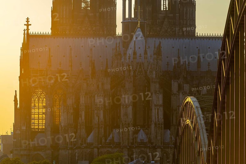 Evening atmosphere at Cologne Cathedral, Hohenzollern Bridge, Cologne, North Rhine-Westphalia, Germany