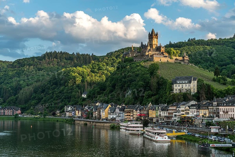 Town view with Moselle river and Reichsburg castle in Cochem, Rhineland-Palatinate, Germany