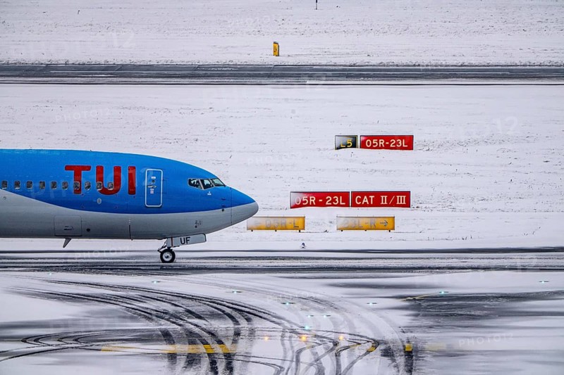The onset of winter in North Rhine-Westphalia, flight operations are maintained at Düsseldorf Airport with great effort, North Rhine-Westphalia, Germany