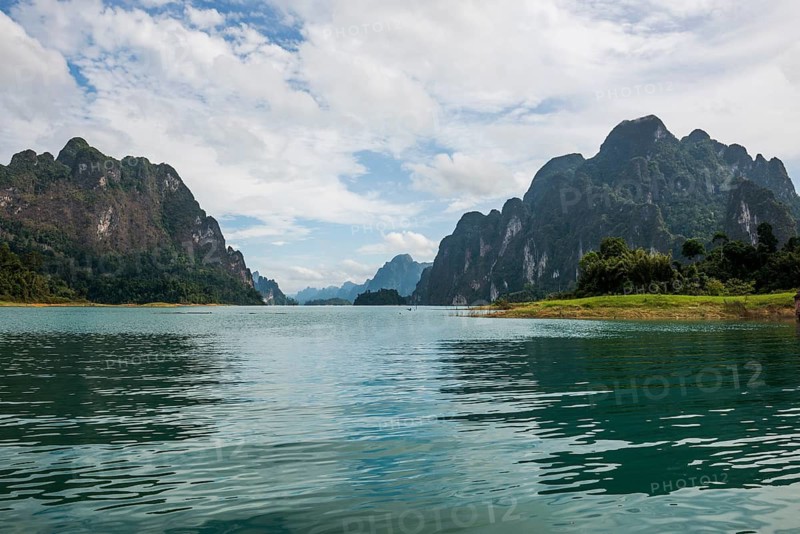 Lake with jungle and rainforest and steep mountains, Cheow Lan Lake, Khao Sok National Park, Phang Nga, Surat Thani, Thailand