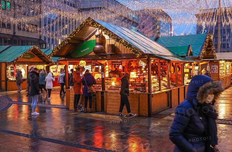 Essen, North Rhine-Westphalia, Germany - Christmas market in Essen in times of the corona pandemic under 2G conditions. Visitors to Kennedyplatz must be recovered or vaccinated. Masks are not compulsory in Essen's pedestrian zone, but wearing a mask is recommended