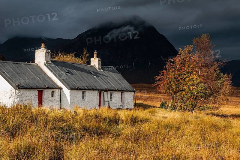 Cottage in front of mountains, cloudy mood, autumn, Blackrock Cottage, Glencoe, Scottish Highlands, Scotland, Great Britain