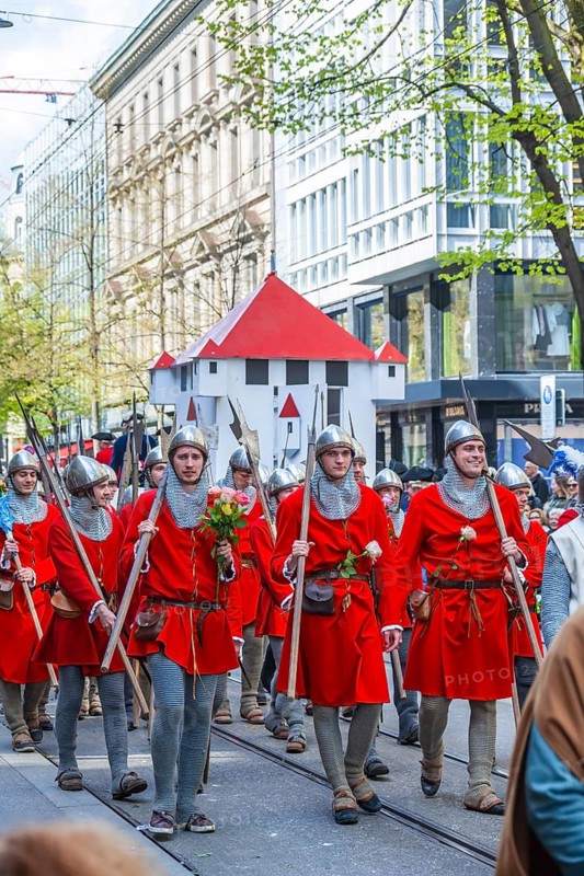 Parade of historically costumed guild members, guild members dressed up as pikemen, Oberstrass guild, Sechseläuten or Sächsilüüte, Zurich Spring Festival, Zurich, Switzerland