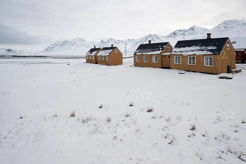Ochre-coloured houses, research settlement, scientific settlement, wintry mountain landscape, Ny-Ålesund, Kongsfjord, Spitsbergen Island, Svalbard and Jan Mayen archipelago, Norway