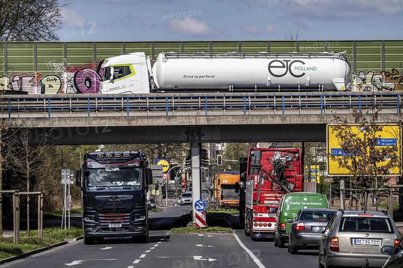 A2 motorway, bridge over Ewaldstraße in Herten, access and exit road to the motorway, heavy truck traffic, numerous logistics centres in the immediate vicinity, Herten, North Rhine-Westphalia, Germany
