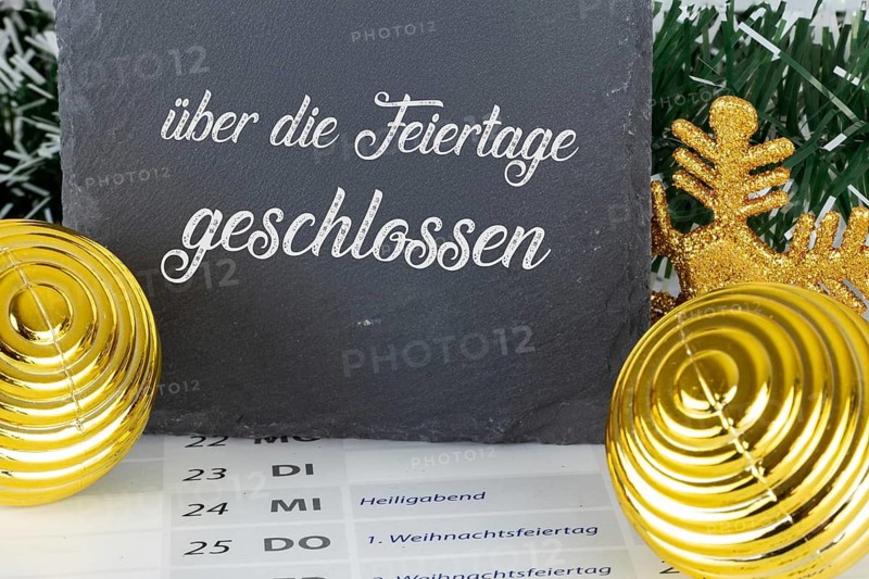 Board with the inscription CLOSED OVER THE HOLIDAYS on a calendar for 2025