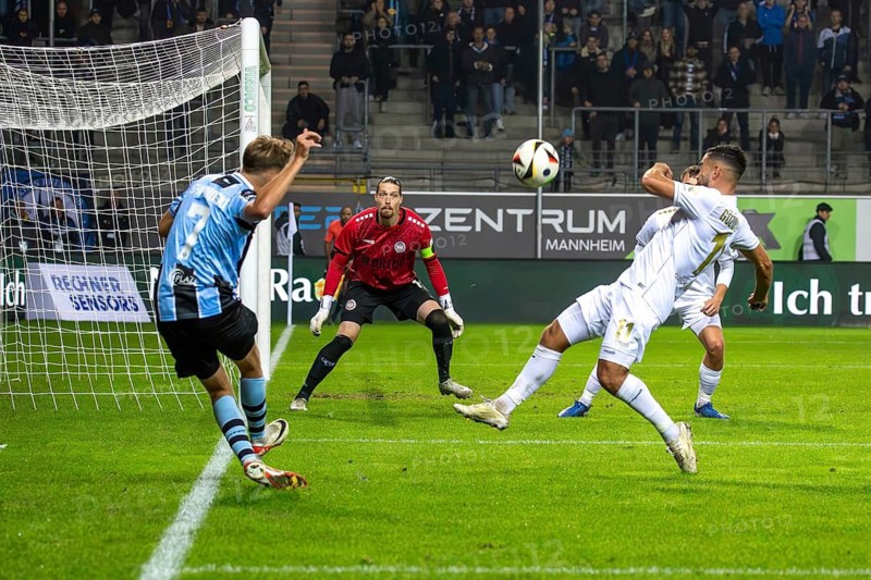 Football 3rd division, season 2024/25, matchday 12: Waldhof Mannheim against SV Wehen-Wiesbaden. On the ball: Nicklas Shipnoski (7, Mannheim)