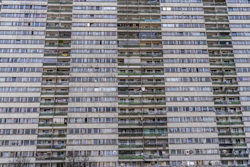 Duisburg-Hochheide, large housing estate Wohnpark Hochheide, 6 20-storey high-rise buildings with over 1440 flats, from the 1970s, two high-rise buildings called Weißer-Riese were demolished, another one is empty and will be gutted, is to be demolished at the end of 2025 and the land will be converted into the Hocheide municipal park, here the still inhabited building Otto-Strasse 58-64, Duisburg, North Rhine-Westphalia, Germany