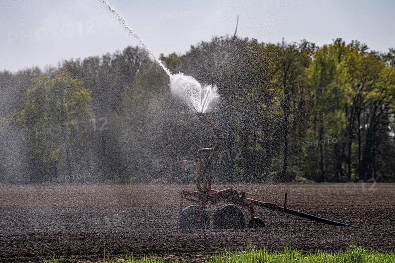 Artificial irrigation of a potato field in April, with a sprinkler system, long drought in spring makes this necessary, for the total of 7.5 hectares 3 full days are needed to get the necessary moisture for the freshly sown potato plants, south of Straelen, Lower Rhine, North Rhine-Westphalia, Germany