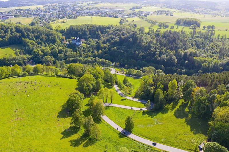 Aerial view of the winding serpentine road between Reifland and Rauenstein, in the background Rauenstein Castle and Lengefeld, Pockau-Lengefeld, Erzgebirge, Saxony, Germany