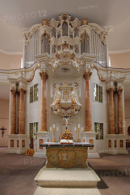Magnificent baroque chancel with organ and pulpit with pulpit hood, sound cover, golden decorations, interior view, parish church, Gersfeld, Hesse, Rhön, Germany