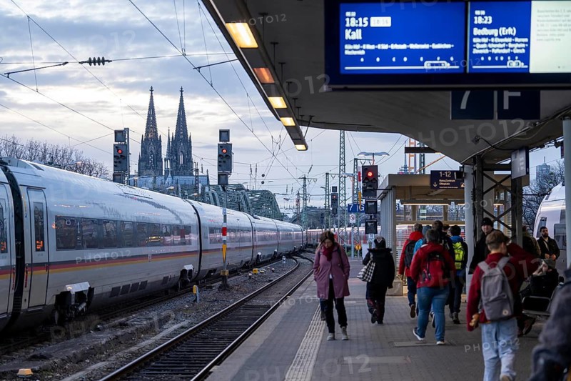 Cologne Trade Fair Centre/Deutz, Platform, Cologne Cathedral, ICE in transit, Cologne, North Rhine-Westphalia, Germany