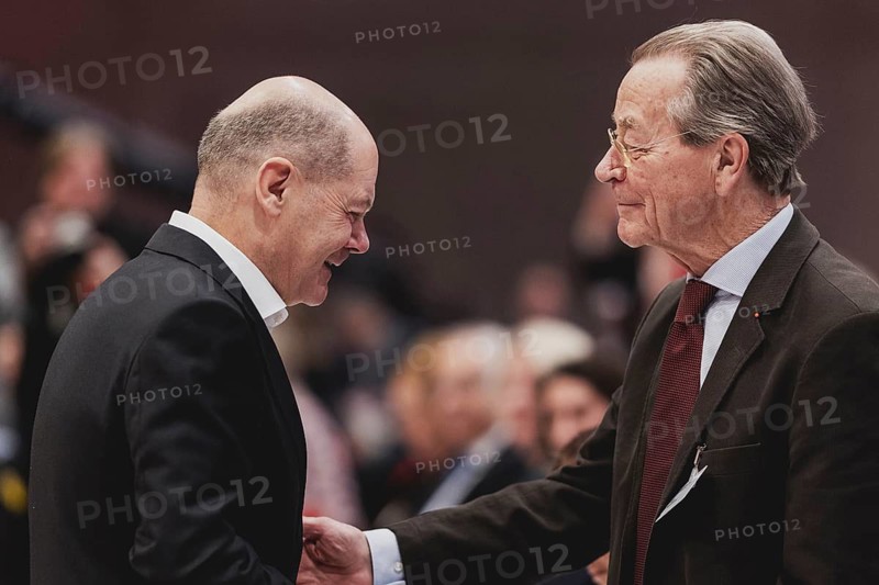 (L-R) Olaf Scholz (SPD), Bundeskanzler, und Franz Muentefering, aufgenommen im Rahmen des Bundesparteitags der Sozialdemokratischen Partei Deutschland (SPD) in Berlin, 09.12.2023. Von Freitag bis Sonntag beraten die Delegierten ueber aktive Standort- und