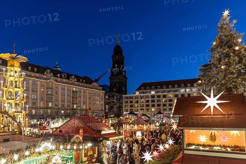 Large pyramid and Christmas tree at the Striezelmarkt Christmas market on the Altmarkt in Dresden, in the background the Kreuzkirche, Saxony, Germany