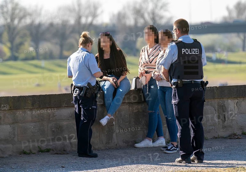 Police patrol monitors the contact ban, Rheinpark, Düsseldorf on the Rhine during the corona crisis, the contact bans, keeping distance is mostly observed, despite many walkers in beautiful spring weather, effects of the corona crisis in Germany