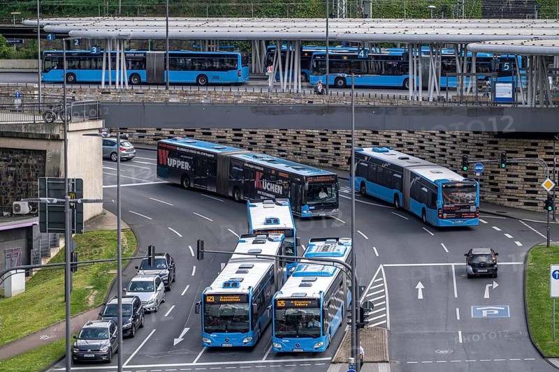 Local buses of Wuppertaler Stadtwerke, WSW, at the junction of Bundesallee, B7, with the Döppersberg access road to the central bus station at the main railway station, Wuppertal, North Rhine-Westphalia, Germany