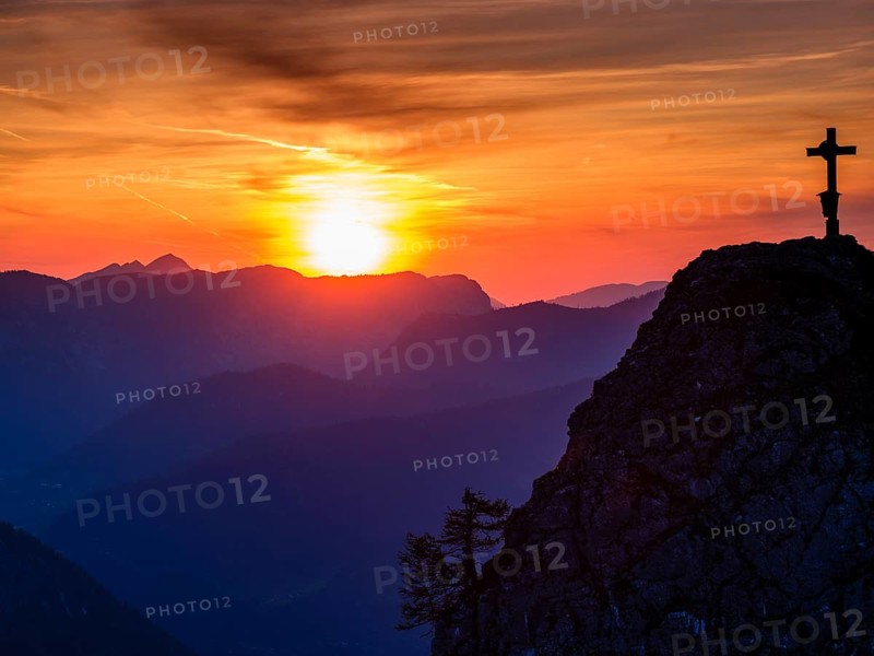 Cross on the summit of the Kleiner Jenner at sunset, Reiteralpe in the background, Berchtesgaden National Park, Schönau am Königssee, Upper Bavaria, Bavaria, Germany