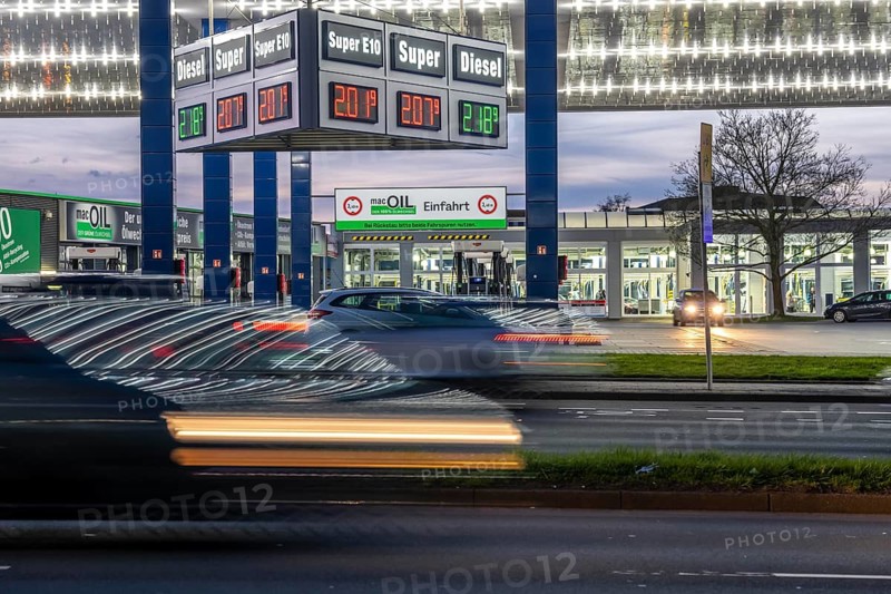 Gas station, high fuel prices due to the war in the Middle East, display board, Mr. Wash gas station in Essen, North Rhine-Westphalia, Germany