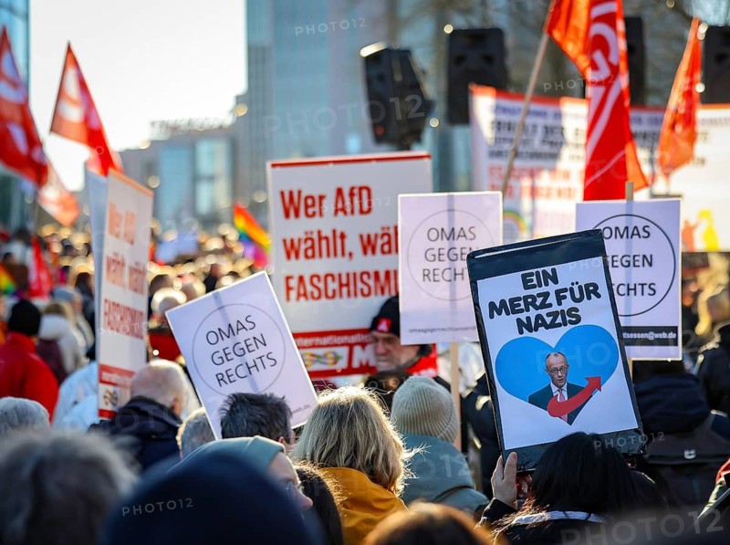 Essen, North Rhine-Westphalia, Germany - Demonstration against the right in Essen's green centre, several thousand people demonstrate against the AfD and the Merz-CDU's course on asylum policy, against the shift to the right in politics, against right-wing extremism, against the strengthening of the AfD and the course of CDU leader Friedrich Merz, the adoption of a CDU motion for a stricter migration policy with votes from the AfD led many citizens to openly articulate their opposition, #ZusammenGegenRechts, Bündnis Zusammen gegen Rechts