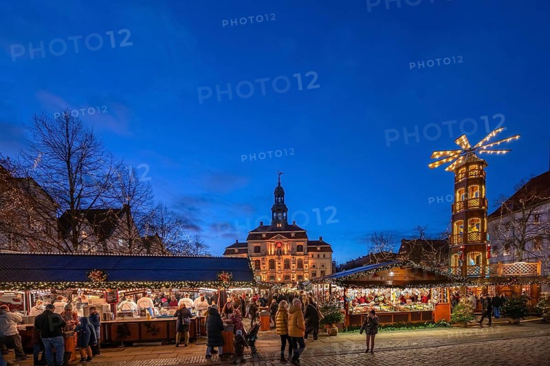 Christmas market with large Christmas pyramid on the market square, behind the historic town hall, Lüneburg, Lower Saxony, Germany