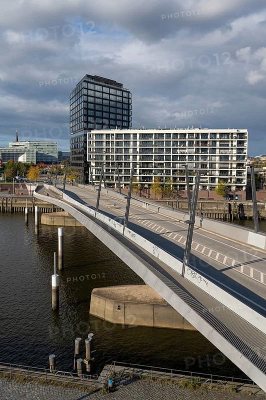 Modern residential and commercial building, Versmannkai, Baakenhafenbrücke, Baakenhafen, Hafencity, Hamburg, Germany