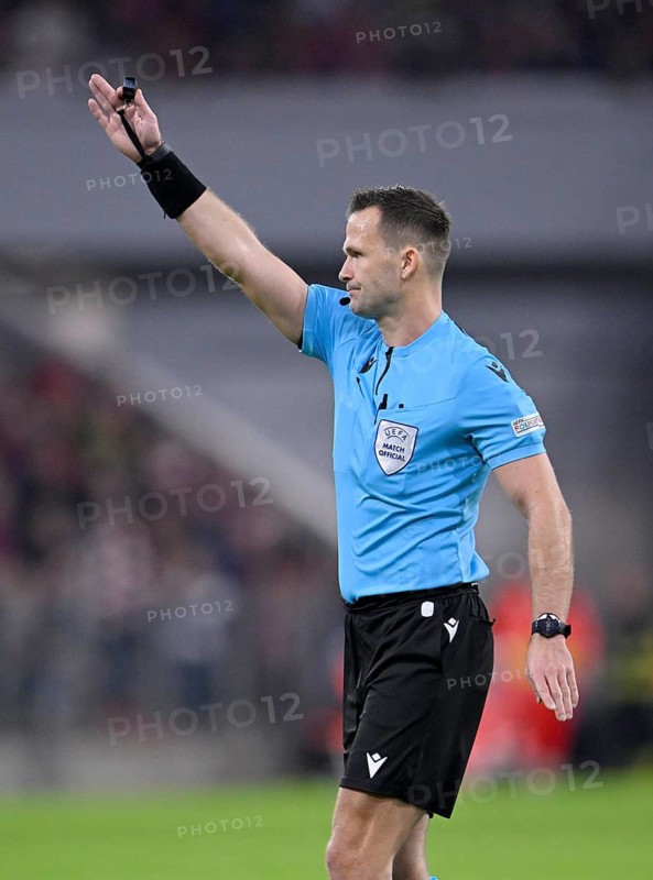 Referee Referee Ivan Kruzliak, gesture, gestures, Champions League, Allianz Arena, Munich, Bayern, Germany