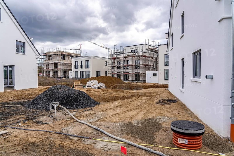New development district, around 140 detached and semi-detached villas being built in the south of Duisburg, various property developers, still undeveloped land, shells, construction work, North Rhine-Westphalia, Germany