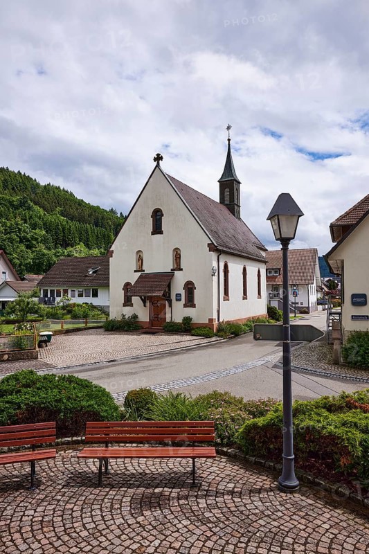 Chapel St. Josef, benches, lantern, hilly landscape with forest, crossing Bollenbacher Straße with Kinzigstraße, Haslach im Kinzigtal, Black Forest, Ortenaukreis, Baden-Württemberg, Germany