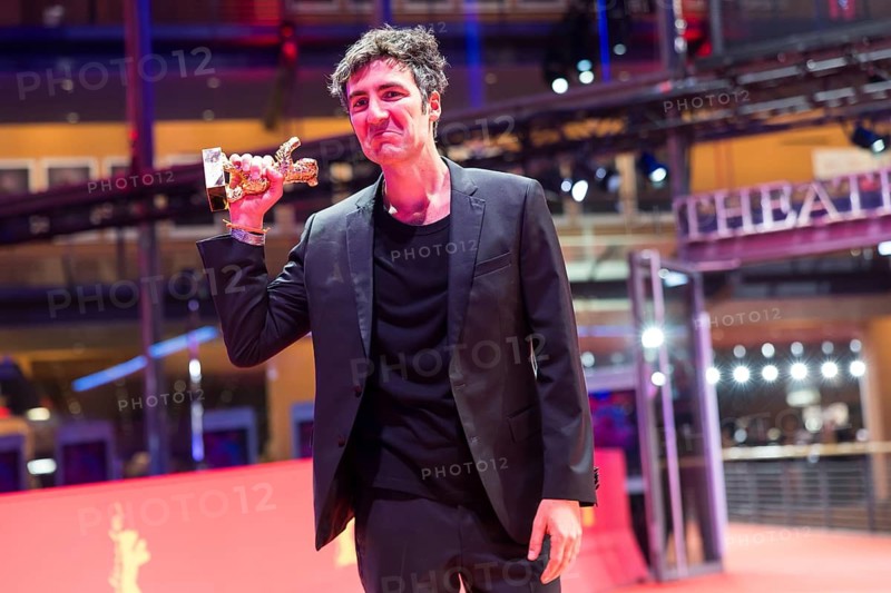 Ilker Çatak poses with the Golden Bear as director of the film Arctia flavia (Yellow Letters) for Best Film after the award ceremony at the closing gala of the Berlinale at the Theater am Potsdamer Platz in Berlin on 21.02.2026. The 76th Berlin International Film Festival will take place from 12 to 22 February 2026