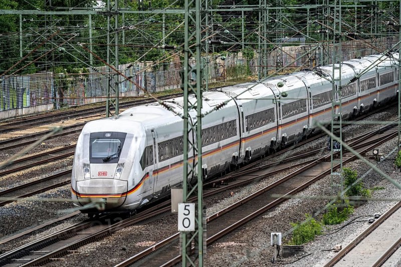 ICE 4 train on the line between Bochum and Dortmund, near Dortmund-Marten, multi-lane line for local and long-distance traffic, Dortmund, North Rhine-Westphalia, Germany