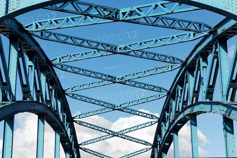 Bassin Bridge, arched truss bridge over the former Ruhrort railway harbour, built in 1907, Duisburg-Ruhrort, North Rhine-Westphalia, Germany