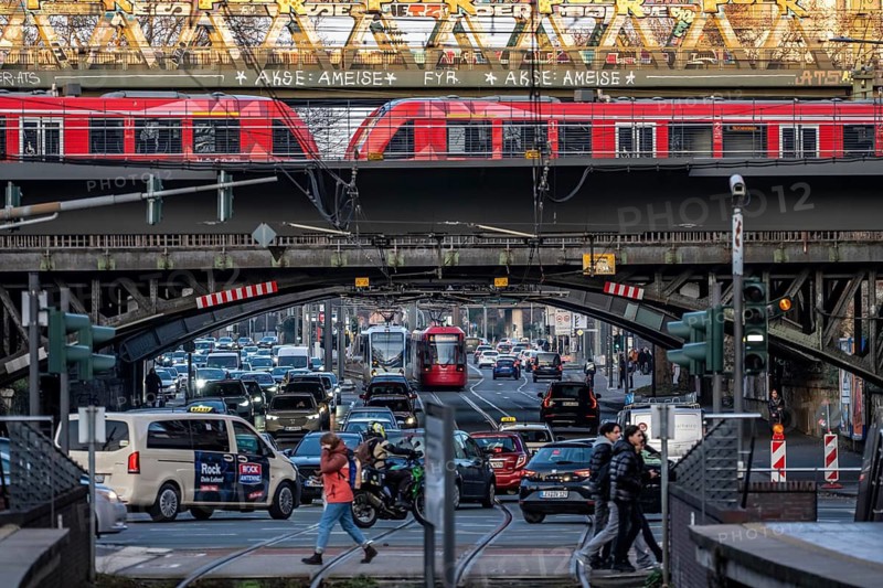 Regional train on the line, railway bridge over Deutz-Mülheimer-Straße, more than 10 tracks crosses the road on 6 bridge structures, tram, platform tracks in front of Cologne-Messe/Deutz station, North Rhine-Westphalia, Germany