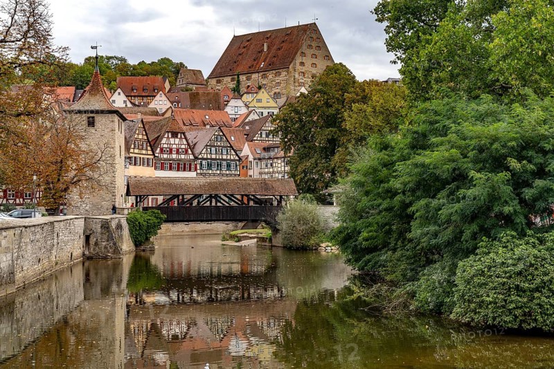 Sulfer tower, Sulfer footbridge and half-timbered houses in the old town centre on the Kocher river in Schwäbisch Hall, Baden-Württemberg, Germany