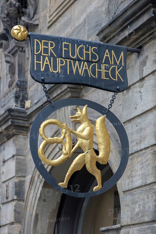 Figure of a fox with a pretzel, nose sign of a bakery, Hauptwachstr. 13, Bamberg, Upper Franconia, Bavaria, Germany