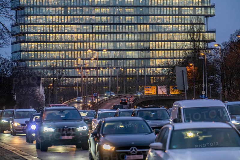 City centre traffic, Danziger Straße, B8, Düsseldorf, high-rise office building, evening traffic, North Rhine-Westphalia, Germany