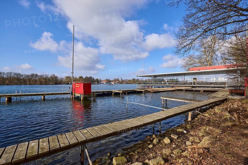 Yacht school Hanover, Maschsee, lake, jetties, jetty, bare wintry trees, shore, blue sky, cumulus clouds, Hanover, state capital, Hanover region, Lower Saxony, Germany
