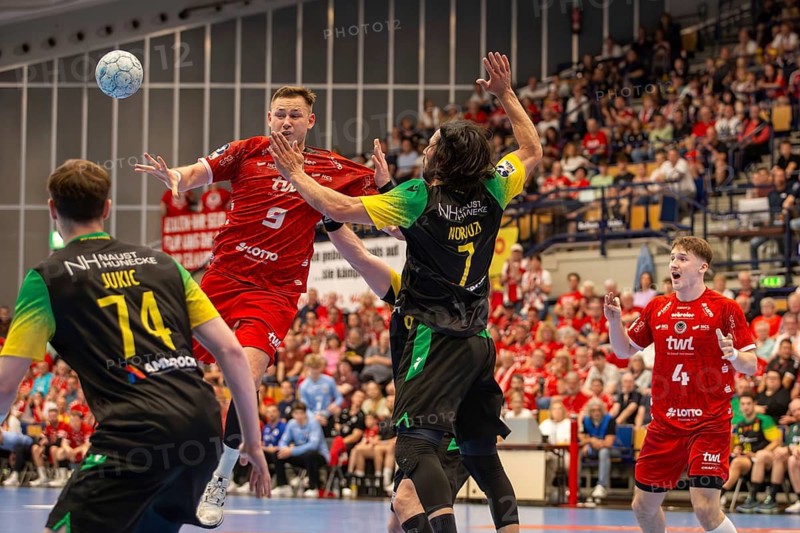 2nd HBL (Handball Bundesliga), Matchday 30: Eulen Ludwigshafen against VfL Eintracht Hagen***Marc-Robin Eisel (9, Ludwigshafen) is pushed hard by the Hagen defence