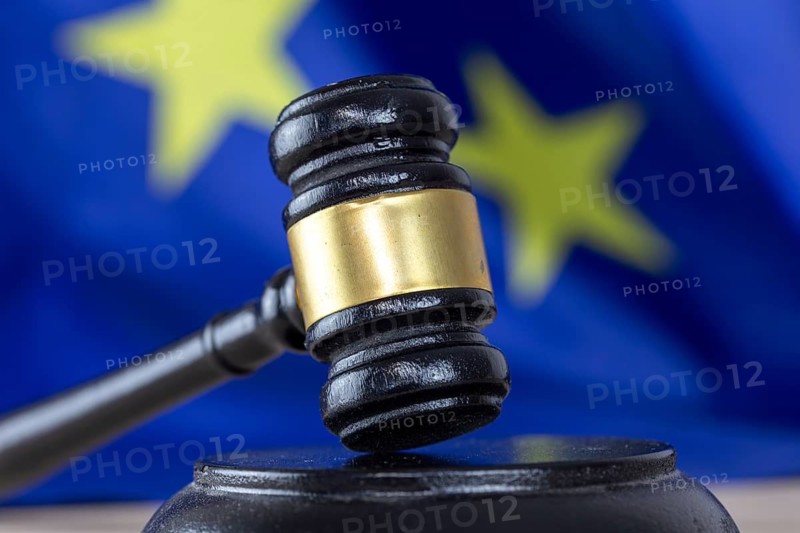 Symbolic image: Judge's gavel in front of a flag of the European Union