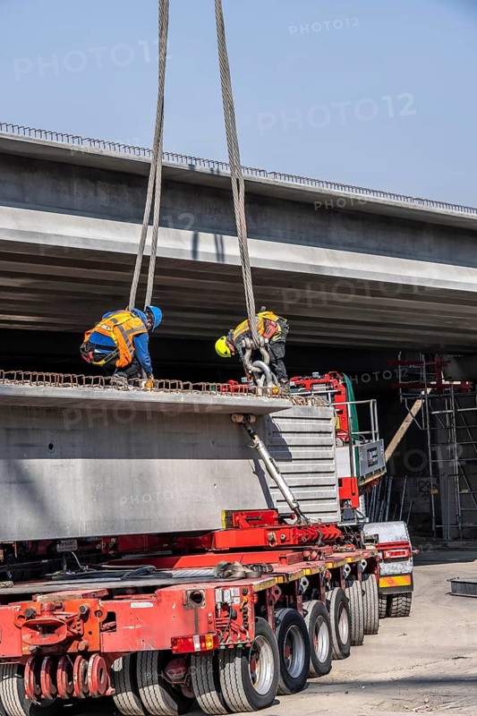 First part of the assembly of the new, 120-meter-long A516 motorway bridge, across Teutoburger Straße in Oberhausen-Sterkrade, 2 large cranes lift the 24 bridge sections weighing up to 121 tons and up to 40 meters long, which are then connected by tendons using a globally unique process, the prefabrication of the bridge parts and the construction process reduces the construction time from 24 to 7 months, per direction, the bridge, built in 1970 was severely damaged, traffic continues to roll on the still existing West Bridge, after which the Completion of this bridge, the western part is also demolished and then rebuilt, traffic rolls in one lane on the new bridge, North Rhine-Westphalia, Germany