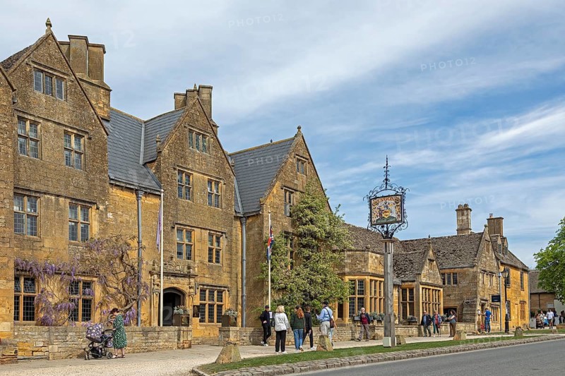Honey-coloured houses, The Lygon Arms restaurant, pub sign, High Street, Broadway, Worcestershire, The Cotswolds, England, United Kingdom