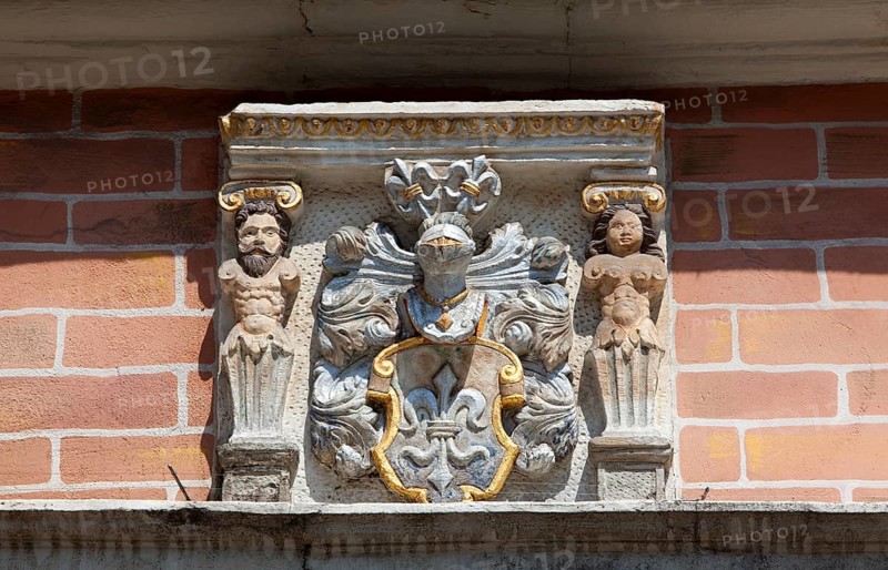 Detail, coat of arms of Gerd Leist, The Dempterhaus or Leisthaus, 1607, Weser Renaissance style, Museum, Hameln, Lower Saxony, Germany, Europe, Detail, das Wappen von Gerd Leist, Hausfassade im Stil der Weserrenaissance, das Dempterhaus oder Leisthaus von 1607, Hameln, Niedersachsen, Deutschland